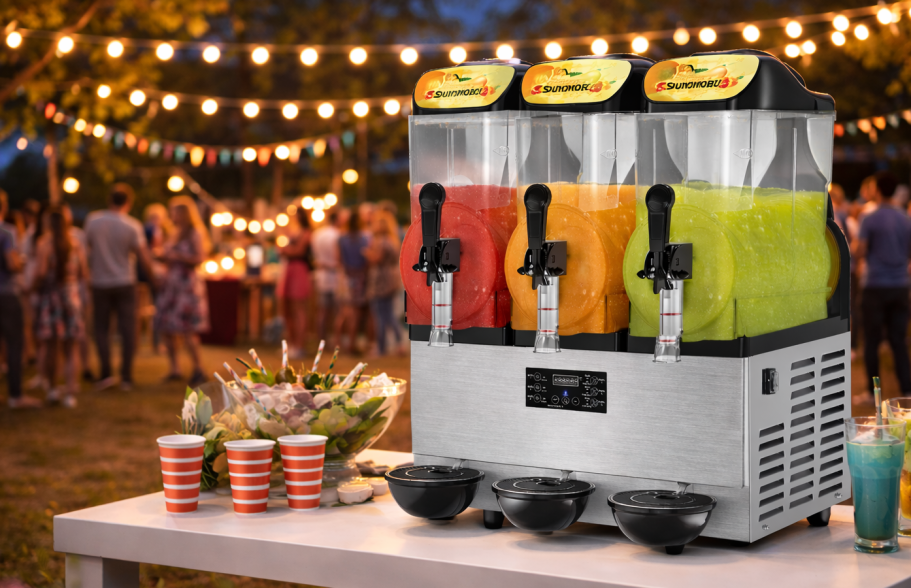 Slushmaschine Eine Drei-Tank-Slush-Eis-Maschine auf einer festlich geschmückten Outdoor-Veranstaltung.
