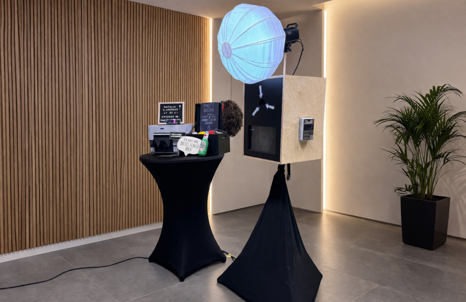 Fotobox mit Drucker Eine Fotobox mit Drucker in einem modernen Raum.